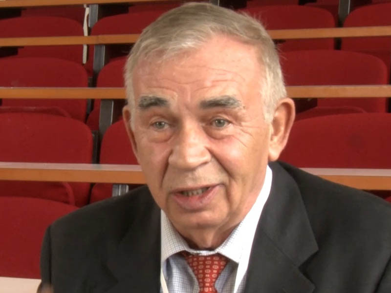 Nhà khoa học Alexei Ekimov (78 tuổi), là người Nga. Ông trở thành tiến sĩ tại Viện Vật lý - Kỹ thuật Ioffe, Nga vào năm 1974. Hiện nhà khoa học Ekimov làm việc cho Nanocrystals Technology Inc.