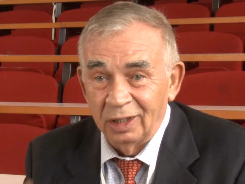 Nhà khoa học Alexei Ekimov (78 tuổi), là người Nga. Ông trở thành tiến sĩ tại Viện Vật lý - Kỹ thuật Ioffe, Nga vào năm 1974. Hiện nhà khoa học Ekimov làm việc cho Nanocrystals Technology Inc.