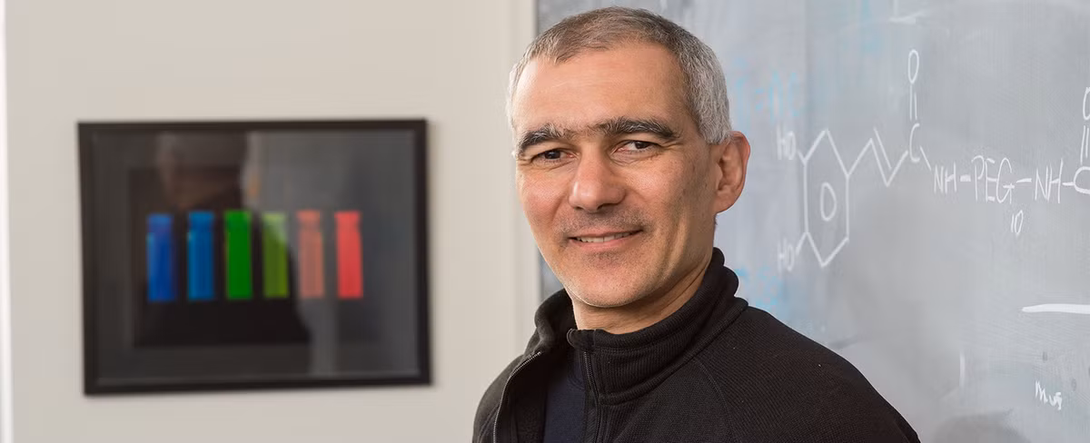 Thêm nữa, các nhà hóa sinh cũng như bác sĩ sử dụng chấm lượng tử để lập bản đồ mô sinh học.