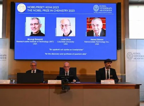 Đến năm 1993, nhà khoa học Bawendi thay đổi quy trình hóa học tạo ra các chấm lượng tử - thứ mà Ủy ban giải Nobel Hóa học gọi là “những hạt gần như hoàn hảo”, giúp đưa chấm lượng tử vào nhiều ứng dụng.