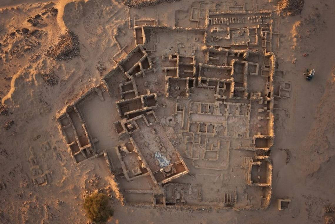 Robert Stark - nhà khảo cổ sinh học ở PCMA và chuyên gia nghiên cứu hình xăm Kari Guilbault ở Đại học Purdue, Indiana là thành viên nhóm nghiên cứu đã phát hiện và phân tích hình xăm trên thi hài 1.300 tuổi.