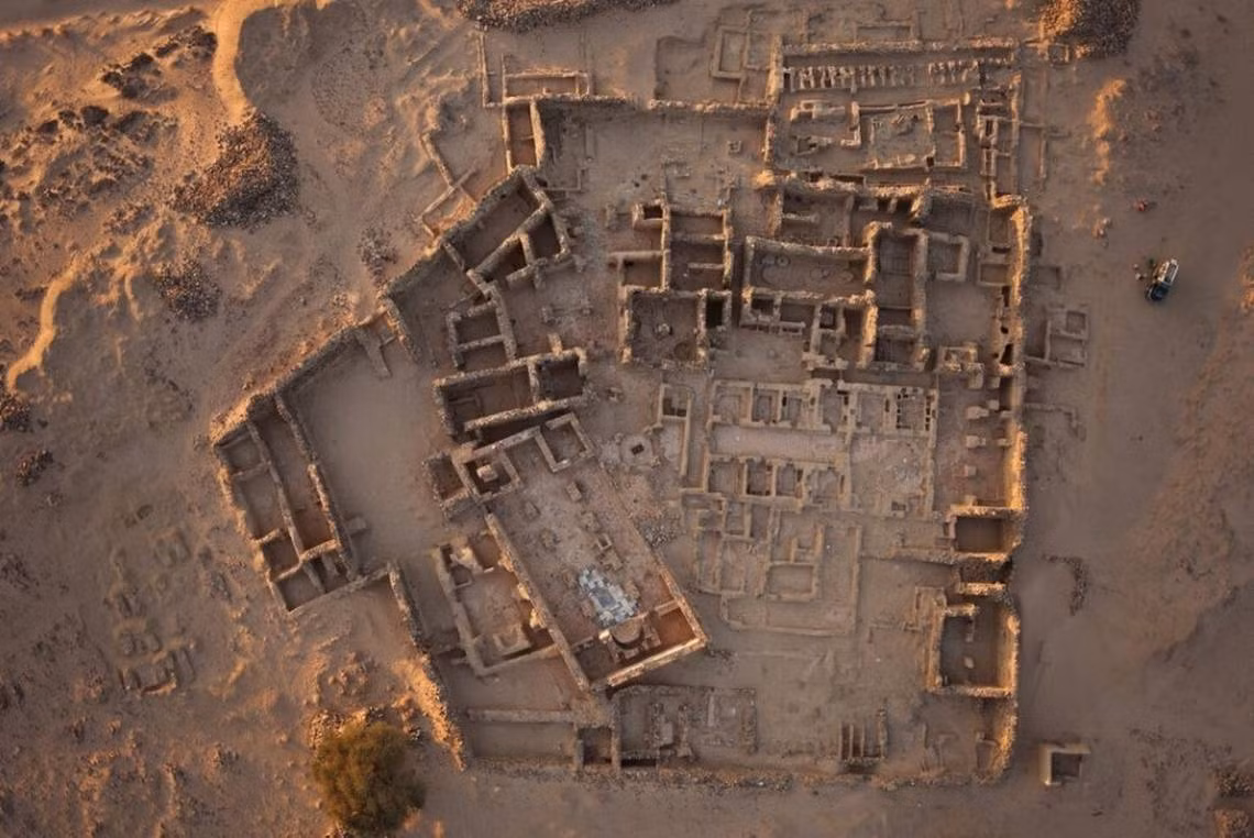 Robert Stark - nhà khảo cổ sinh học ở PCMA và chuyên gia nghiên cứu hình xăm Kari Guilbault ở Đại học Purdue, Indiana là thành viên nhóm nghiên cứu đã phát hiện và phân tích hình xăm trên thi hài 1.300 tuổi.