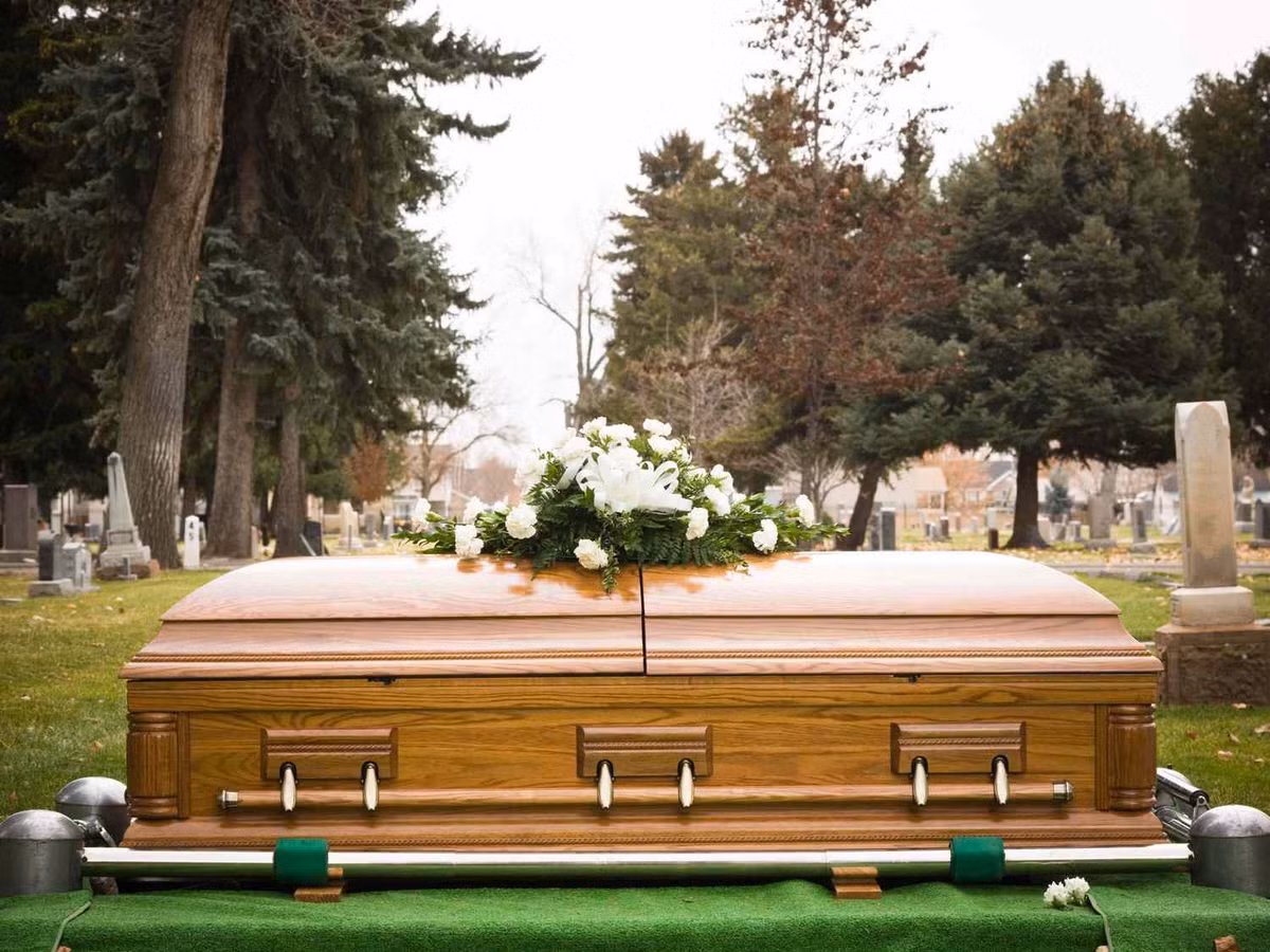 Do mâu thuẫn với gia đình nên chị gái của Callum đã gọi điện nói dối thông báo với họ về việc em trai đã qua đời từ 6 tháng trước. Chị gái nói với bố mẹ rằng, bạn gái cũ của Callum không muốn gia đình của anh đến dự tang lễ. Vậy nên, cô bây giờ mới nói cho họ biết.