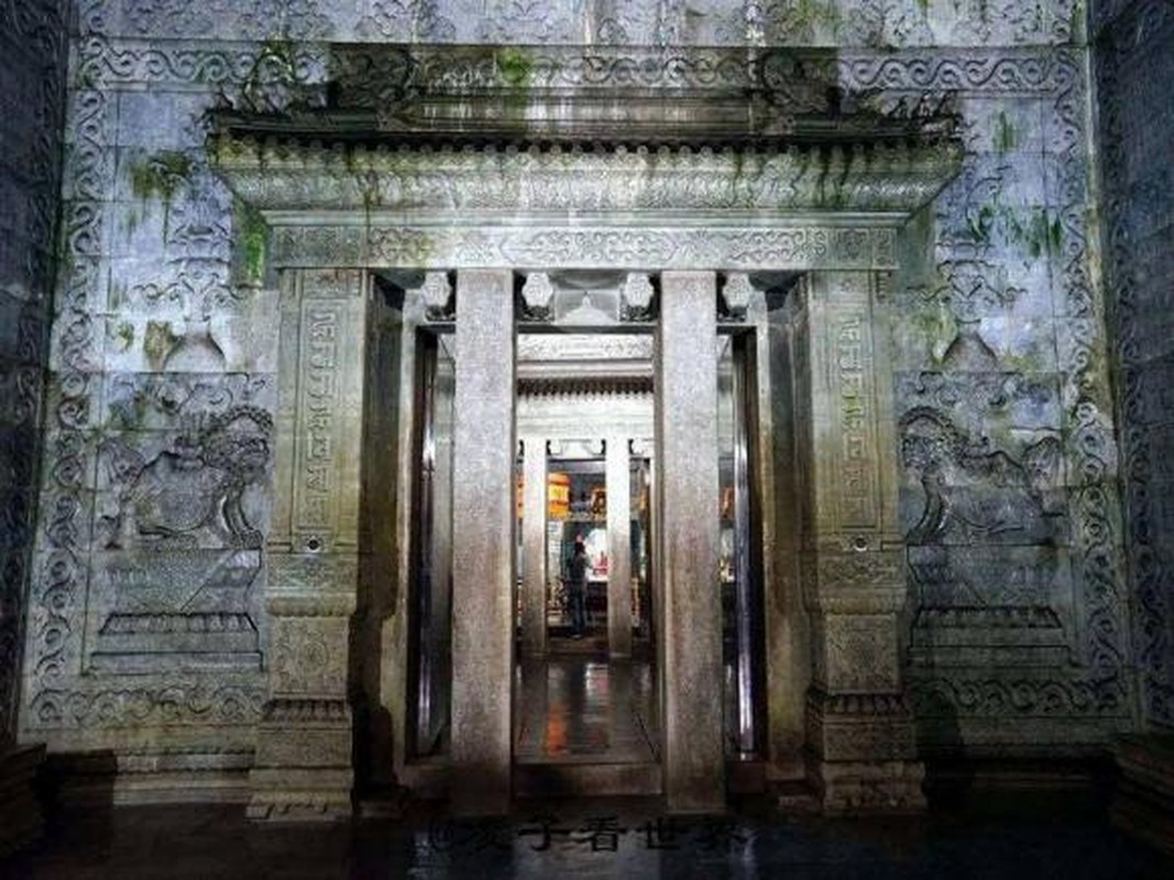 Sau khi Tôn Điện Anh mang Cửu Long bảo kiếm ra khỏi lăng mộ, lời nguyền "ai chạm vào đều chết" được cho là ứng nghiệm. Cụ thể, Tôn Điện Anh giao cho Đới Lạp Cửu Long bảo kiếm để tặng cho Tưởng Giới Thạch.