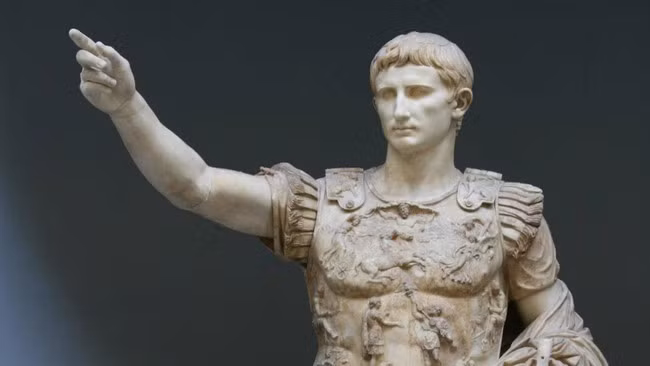 Theo ghi chép của nhà sử học Suetonius, hoàng đế Augustus có đôi mắt màu xám xanh, mái tóc màu nâu nhạt và có gương mặt khá ưa nhìn.