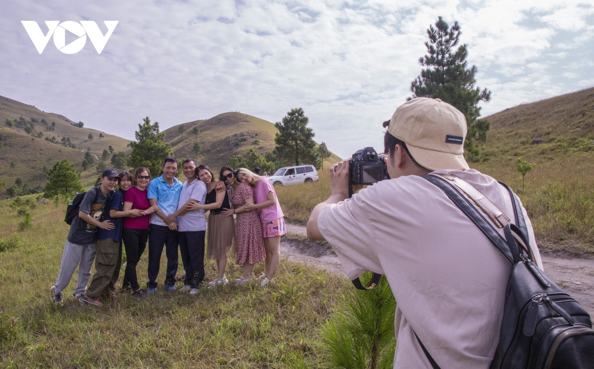 Nhiều gia đình đến dã ngoại, check-in ở dãy Phượng Hoàng dịp cuối tuần.