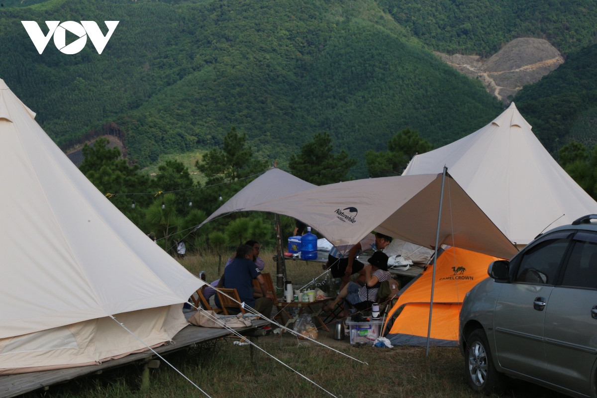 Trong những ngày cuối thu, nhiều du khách lựa chọn nghỉ đêm tại các lều, trại trên đỉnh núi Phượng Hoàng để có thể "săn mây" vào lúc sáng sớm.