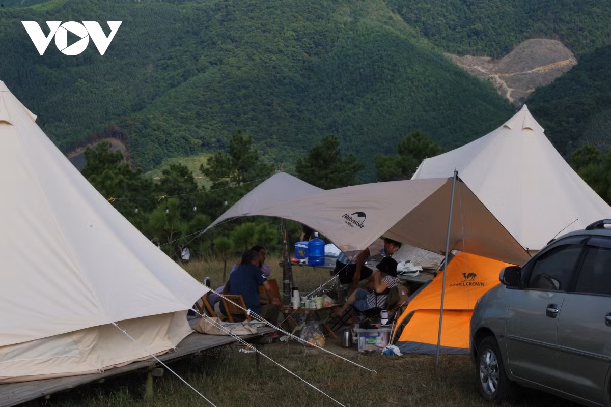 Trong những ngày cuối thu, nhiều du khách lựa chọn nghỉ đêm tại các lều, trại trên đỉnh núi Phượng Hoàng để có thể "săn mây" vào lúc sáng sớm.