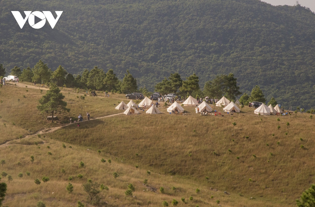 Từ khoảng tháng 3 đến tháng 8 hàng năm, dãy Phượng Hoàng được phủ lên một màu xanh ngát của thảm cỏ và rừng thông. Từ giữa tháng 10 đến tháng 1 năm sau, nơi đây lại "khoác" lên mình chiếc áo màu vàng cháy của cỏ.
