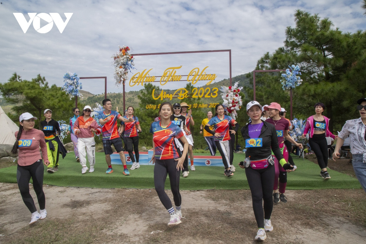 Đây là lần đầu tiên chương trình "Mùa thu vàng Uông Bí" được tổ chức. Bên lề chương trình có nhiều hoạt động hấp dẫn như Giải leo núi chinh phục đỉnh Ba Tầng - Phượng Hoàng, trình diễn dù lượn có động cơ, hội thi ẩm thực dã ngoại Phượng Hoàng, giao lưu nghệ thuật các CLB dân vũ, âm nhạc đường phố…