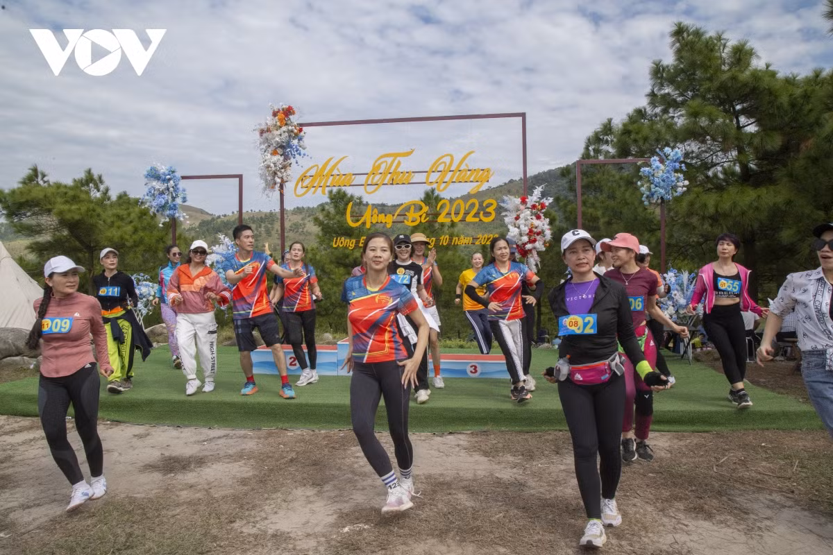 Đây là lần đầu tiên chương trình "Mùa thu vàng Uông Bí" được tổ chức. Bên lề chương trình có nhiều hoạt động hấp dẫn như Giải leo núi chinh phục đỉnh Ba Tầng - Phượng Hoàng, trình diễn dù lượn có động cơ, hội thi ẩm thực dã ngoại Phượng Hoàng, giao lưu nghệ thuật các CLB dân vũ, âm nhạc đường phố…