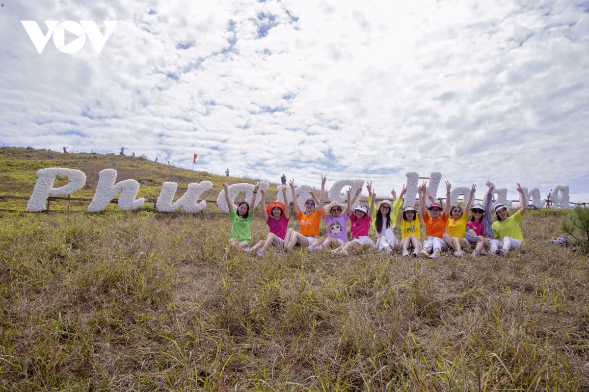 Đồi Phượng Hoàng với những đồng cỏ cháy, địa hình dốc tựa thảo nguyên... đang là sản phẩm du lịch mới hấp dẫn du khách khi đến Quảng Ninh.