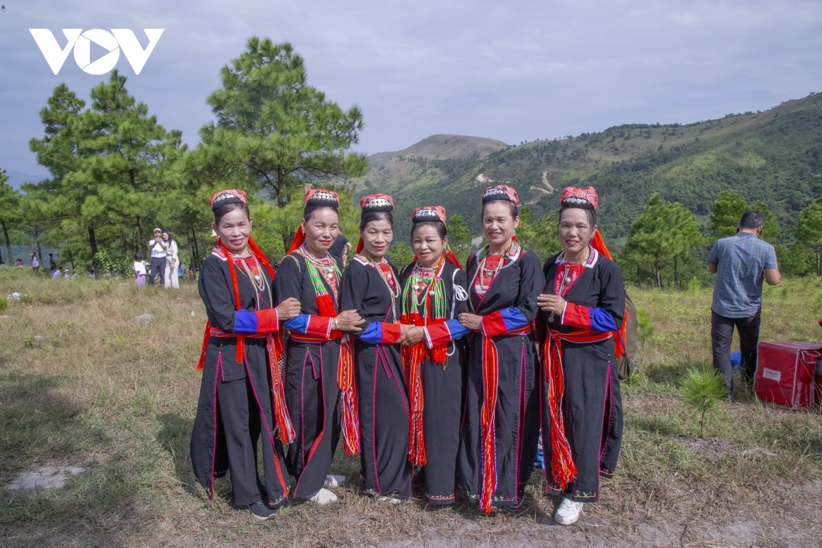 "Tôi biết đến chương trình này thông qua mạng xã hội. Từ sáng sớm, chị em chúng tôi đã đi bộ hơn 2 tiếng đồng hồ đường đèo dốc để đến núi Phượng Hoàng. Đến đây đông vui lắm, vừa được ngắm cảnh đẹp, vừa được giao lưu, giới thiệu nét văn hoá đẹp của người Dao Thanh Y chúng tôi" - bà Trương Thị An, xã Bằng Cả, thành phố Hạ Long, tỉnh Quảng Ninh (đứng ngoài cùng bên phải) chia sẻ.