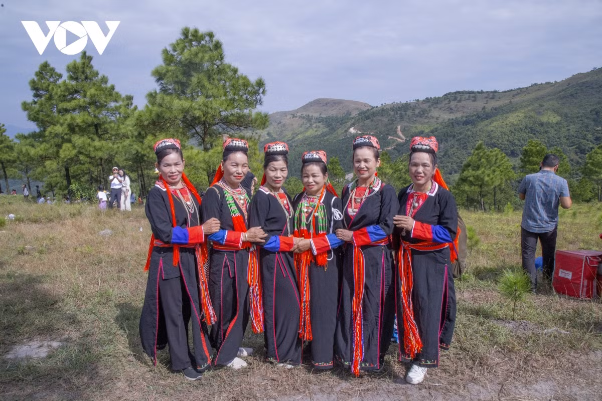 "Tôi biết đến chương trình này thông qua mạng xã hội. Từ sáng sớm, chị em chúng tôi đã đi bộ hơn 2 tiếng đồng hồ đường đèo dốc để đến núi Phượng Hoàng. Đến đây đông vui lắm, vừa được ngắm cảnh đẹp, vừa được giao lưu, giới thiệu nét văn hoá đẹp của người Dao Thanh Y chúng tôi" - bà Trương Thị An, xã Bằng Cả, thành phố Hạ Long, tỉnh Quảng Ninh (đứng ngoài cùng bên phải) chia sẻ.