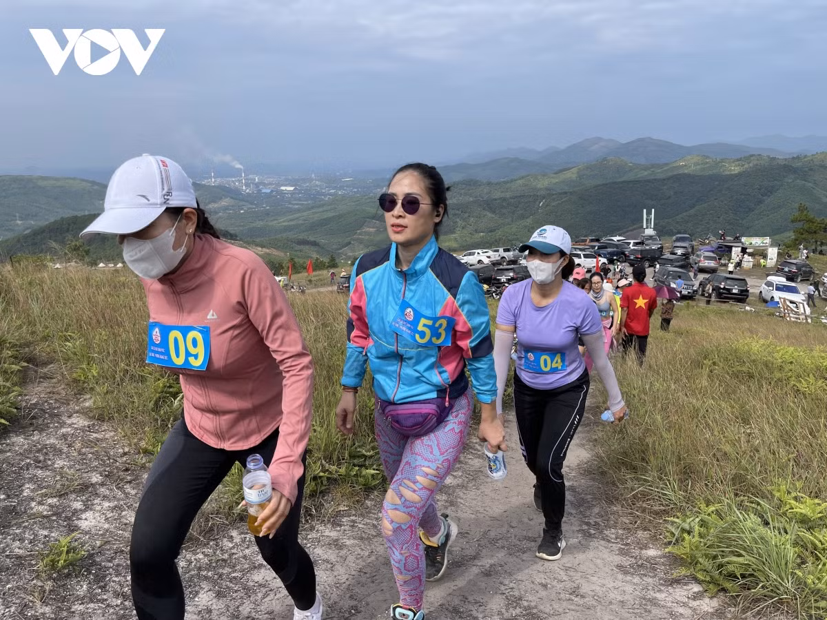 Gần 200 VĐV leo núi ở mọi lứa tuổi tham gia chinh phục cung đường đến đỉnh Ba Tầng có chiều dài khoảng 1,5 km, độ dốc lớn.