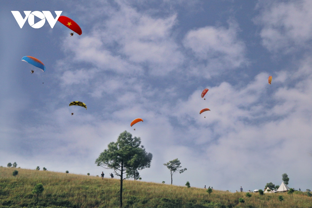 Màn trình diễn dù lượn có động cơ chuyên nghiệp lần đầu xuất hiện trên đỉnh Phượng Hoàng tạo nên sự mới lạ, hấp dẫn cho du khách.