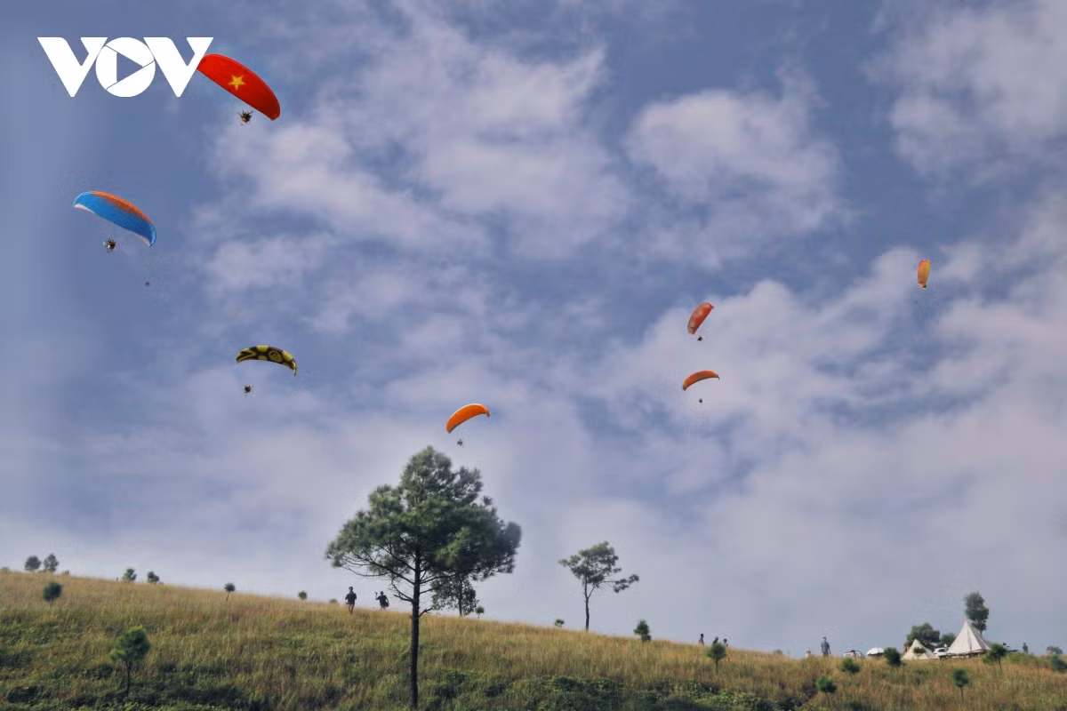 Màn trình diễn dù lượn có động cơ chuyên nghiệp lần đầu xuất hiện trên đỉnh Phượng Hoàng tạo nên sự mới lạ, hấp dẫn cho du khách.