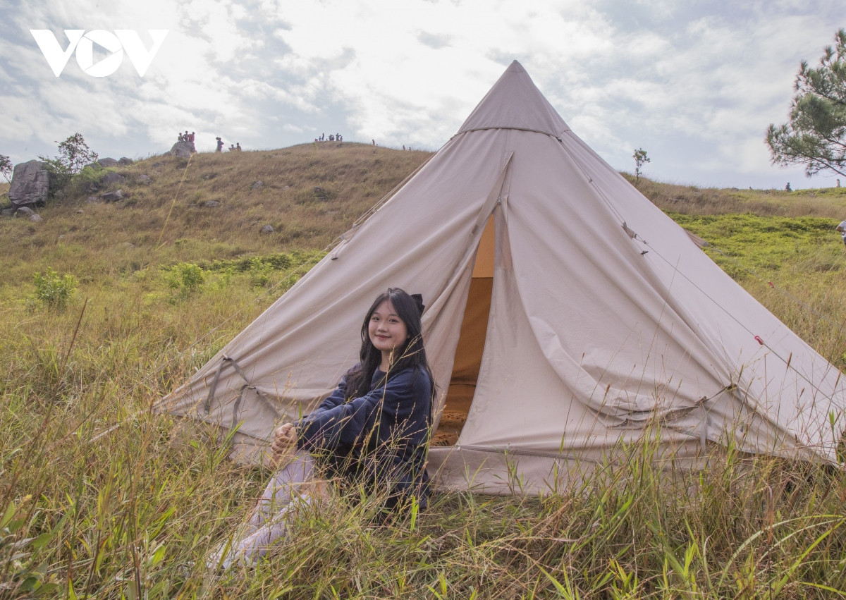 Du khách Phạm Thị Trà My (Quảng Ninh) hào hứng khi đây là lần thứ hai đến núi Phượng Hoàng: "Mình đến đỉnh Phượng Hoàng lần đầu tiên vào đúng mùa cỏ cháy để chụp bộ ảnh Tết. Lần này quay trở lại, lượng khách du lịch đến đây đông hơn nên mình cảm thấy rất vui, khi điểm du lịch tuyệt đẹp ở quê hương được nhiều người biết đến".