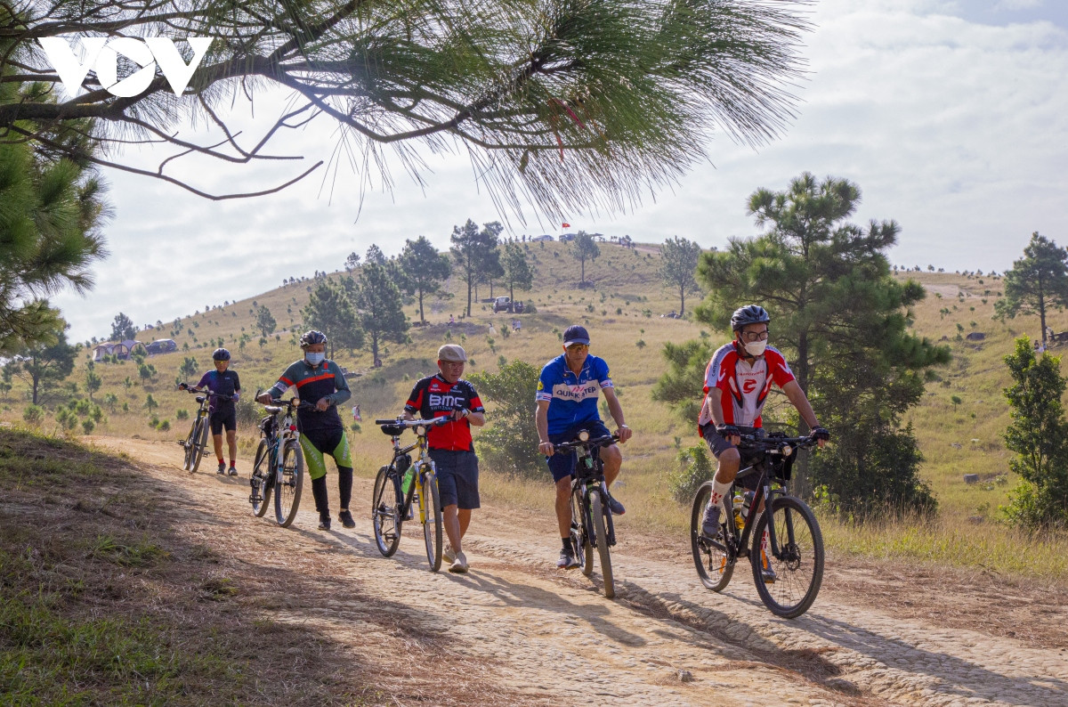 Nhiều người yêu thích bộ môn đạp xe thường lựa chọn các dốc thoải ở dãy Phượng Hoàng để rèn luyện cơ thể, nâng cao sức khoẻ.