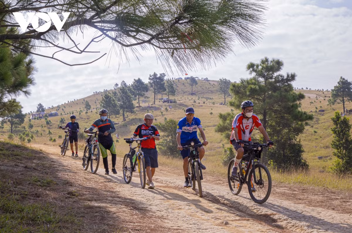 Nhiều người yêu thích bộ môn đạp xe thường lựa chọn các dốc thoải ở dãy Phượng Hoàng để rèn luyện cơ thể, nâng cao sức khoẻ.