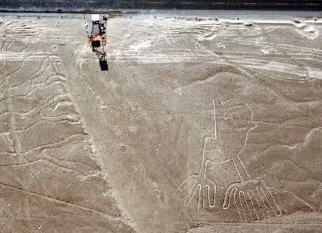 Trên cao nguyên Nazca ở Peru, các chuyên gia đã phát hiện nhiều hình vẽ khổng lồ bí ẩn. Họ đã tìm thấy hàng ngàn hình vẽ dưới dạng hình học khổng lồ và mô phỏng động vật như khỉ, chim ruồi, cá voi....