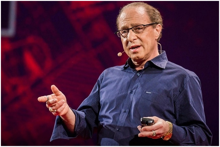 Nhà khoa học máy tính người Mỹ Ray Kurzweil, cựu kỹ sư của Google, đã đưa ra một số tiên tri về tương lai của nhân loại. Trong số này, đáng chú ý nhất là việc ông dự đoán vào năm 2030, con người sẽ đạt được sự bất tử với sự trợ giúp của "nanobots".