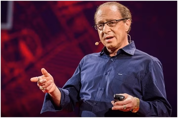 Nhà khoa học máy tính người Mỹ Ray Kurzweil, cựu kỹ sư của Google, đã đưa ra một số tiên tri về tương lai của nhân loại. Trong số này, đáng chú ý nhất là việc ông dự đoán vào năm 2030, con người sẽ đạt được sự bất tử với sự trợ giúp của "nanobots".
