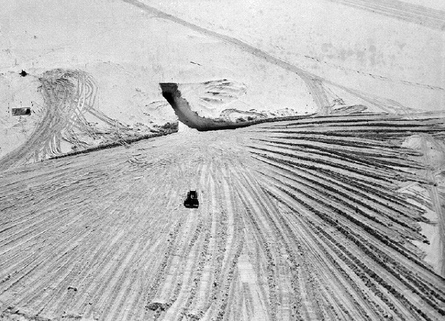 Tuy nhiên, những năm sau đó, các chuyên gia của Mỹ phát hiện vùng băng xây dựng căn cứ ngầm của Camp Century đang dần dần chuyển động. Sự chuyển động này về sau có thể khiến "thành phố ngầm" bị đứt gãy, sụp đổ.