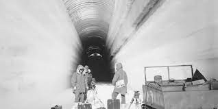 Tuy nhiên, 3 năm sau khi dự án Iceworm được triển khai, băng tan khiến các đường hầm bị nứt nẻ, dịch chuyển, từ từ biến dạng theo thời gian và không an toàn để sử dụng.