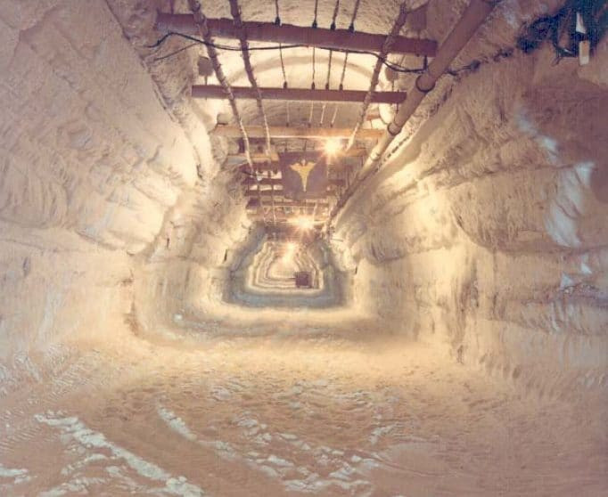 Bên trong "thành phố ngầm" này bao gồm 21 đường hầm với tổng chiều dài 4.000m, một bệnh viện, một cửa hàng, một nhà hát, một nhà thờ và các cơ sở khác được xây dựng. Những cấu trúc này có thiết kế đặc biệt để hỗ trợ việc cất giữ, vận chuyển và phóng tên lửa đạn đạo hạt nhân.