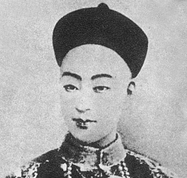 Do vua Quang Tự còn nhỏ tuổi nên Từ Hi Thái hậu buông rèm nhiếp chính, xử lý chính sự và nắm quyền lực lớn trong triều. Vậy nên, Quang Tự trở thành vị vua bù nhìn.