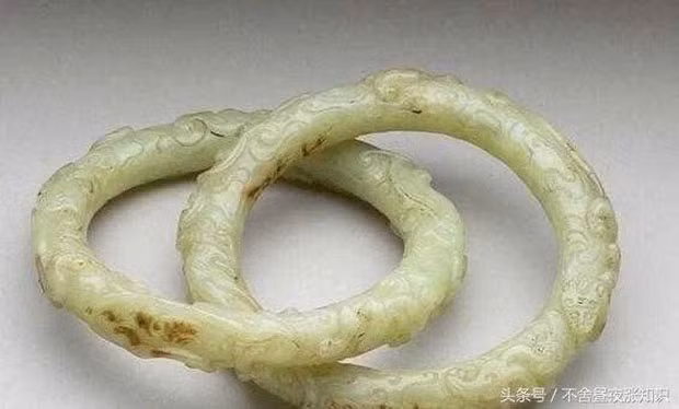 Theo đó, các chuyên gia kiểm tra quan tài chứa thi hài vua Quang Tự và phát hiện trong tay ông nắm chặt 2 bảo vật vô giá gồm: Hòa Điền Ngọc và Liên Thể phỉ thúy.