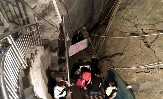 Thậm chí, vào năm 2015, gia đình ông Lý đã chi khoảng 2 triệu Nhân dân tệ để cải tạo ngôi nhà thành một nông trang lớn và đào sâu "suối cá" rồi lắp đặt lan can xung quanh. Theo đó, du khách có thể chiêm ngưỡng "suối cá" này và mua cá tươi tại chỗ mang về nhà chế biến, thưởng thức.