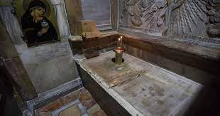 “Phiến đá này có màu xám, chứ không phải màu kem giống như bên ngoài, và ngay ở giữa là một cây thánh giá rất đẹp”, nhà khảo cổ học Fredrik Hiebert của National Geographic cho biết.