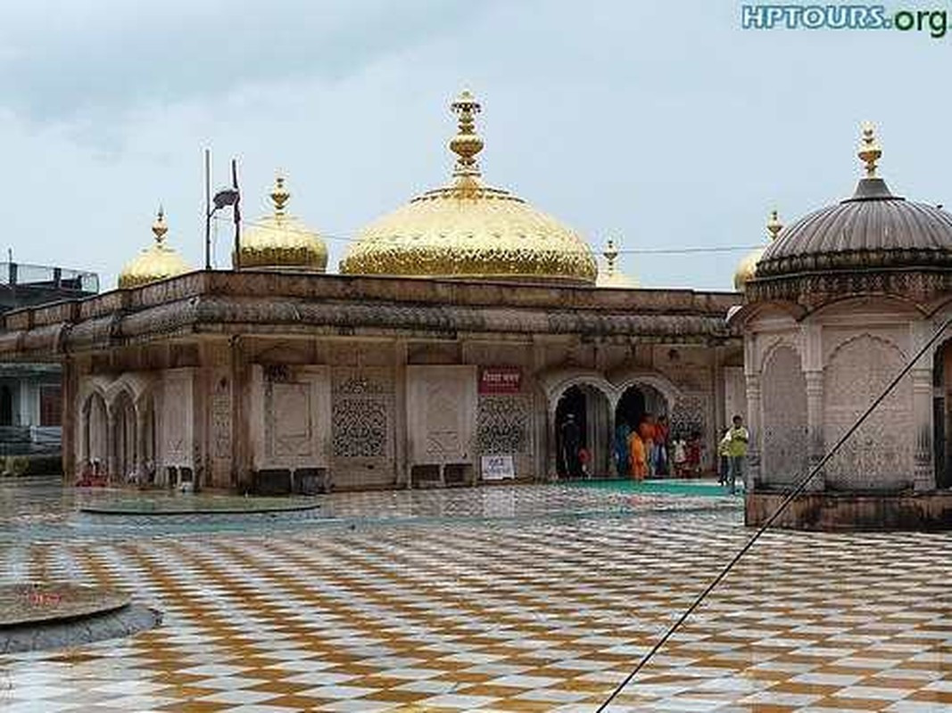 Thần Shiva vô cùng đau buồn trước cái chết của vợ. Thi hài nữ thần Sati vỡ ra thành 51 phần và rơi xuống khắp trần gian.