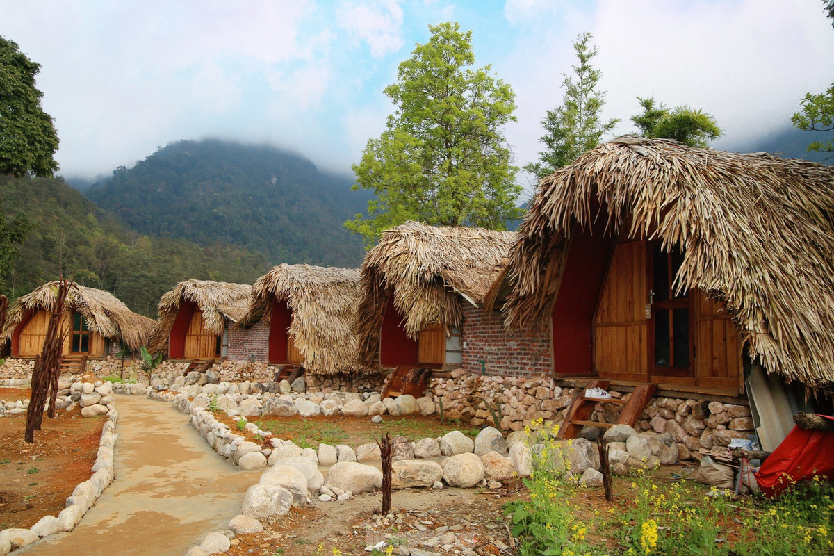 Nghỉ lại Sin Suối Hồ, du khách có thể lựa chọn lưu trú tại nhà của người dân bản, thuê nhà tổ ong, tổ chim hay lựa chọn thuê phòng cộng đồng đậm chất văn hóa Mông.