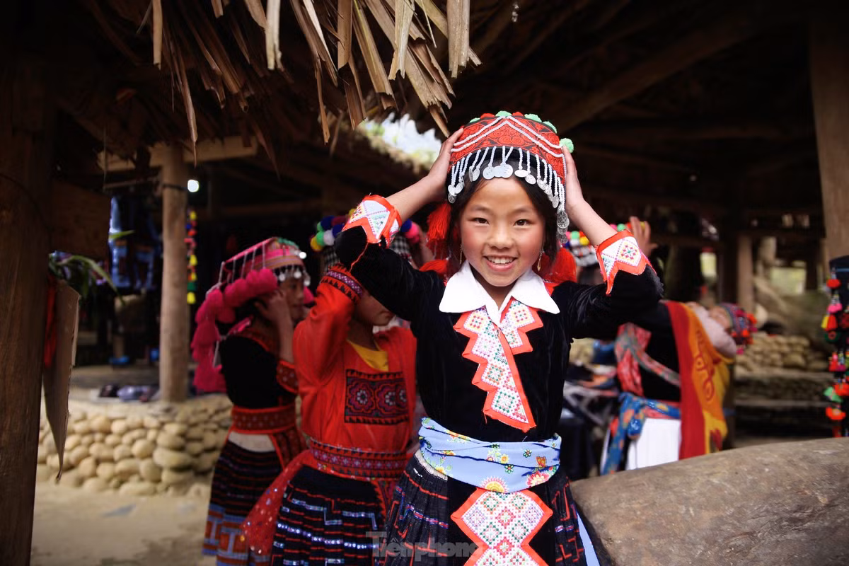 Chợ phiên Sin Suối Hồ được mệnh danh là một trong những phiên chợ an toàn nhất vì bản không nghiện hút, không uống rượu, không trộm cắp, không xả rác...