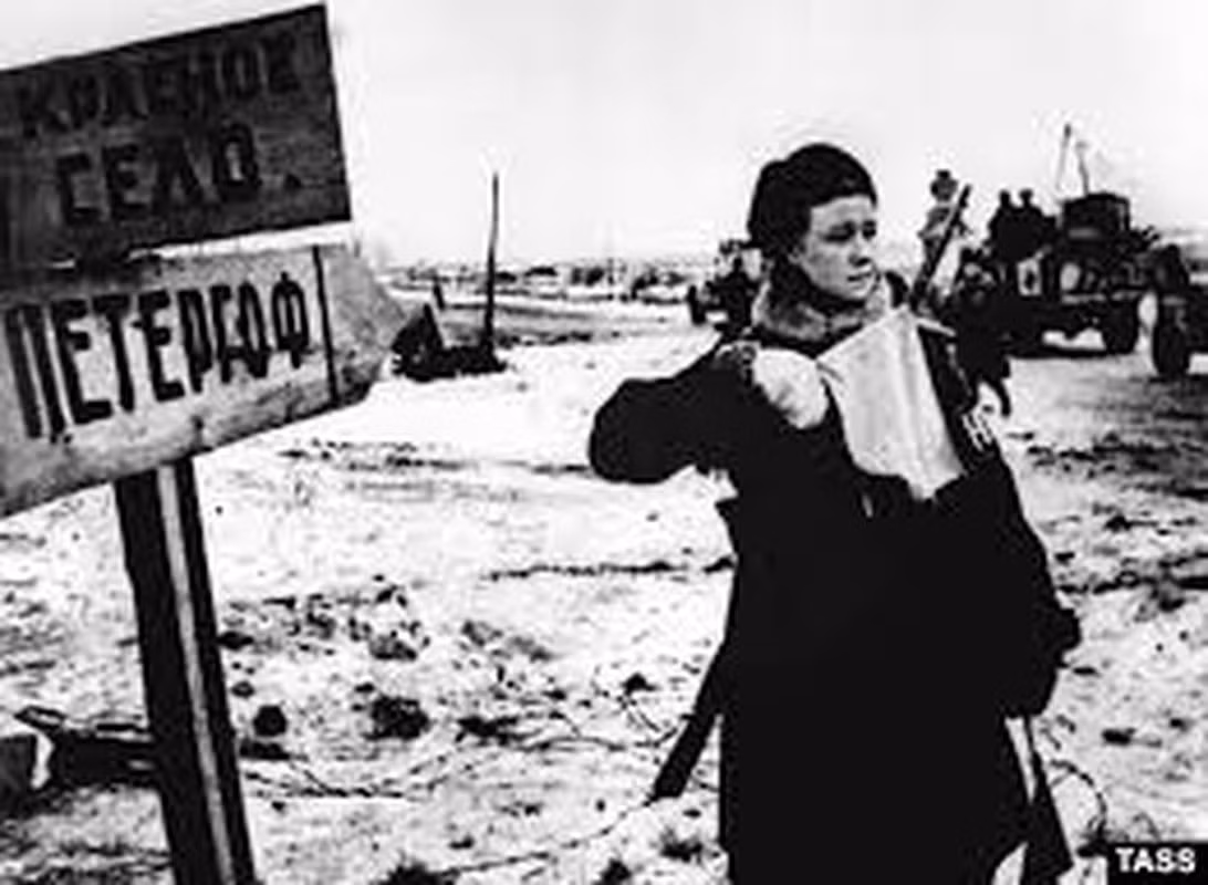 Dù đội quân xâm lược của Hitler dội bom, nã đạn pháo, cắt đứt nguồn lương thực... trong suốt nhiều tháng nhưng quân và dân Liên Xô ở Leningrad kiên cường chiến đấu, quyết không đầu hàng.