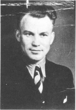 Vào những năm 1930, Đức quốc xã quy định động tác chào "sieg heil" (có nghĩa "hoan nghênh chiến thắng") nhằm thể hiện sự trung thành với trùm phát xít Hitler. Bất cứ người nào không thực hiện động tác chào này khi gặp Hitler thì sẽ bị coi là cư xử tiêu cực một cách có chủ ý và sẽ nhận hình phạt nghiêm khắc.