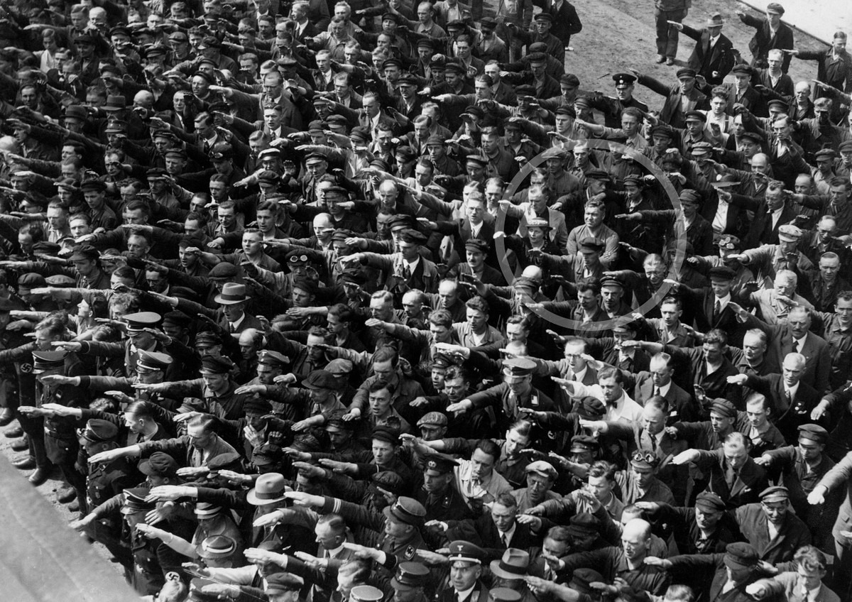 Tuy nhiên, bí mật này cuối cùng bị Đức quốc xã phát hiện. Theo đó, Landmesser bị trục xuất khỏi đảng Quốc xã. Bất chấp sự ngăn cấm của chính quyền phát xít Đức, Landmesser cùng hôn thê quyết định nộp đơn xin kết hôn ở Hamburg nhưng công đoàn tại đây cũng từ chối theo đạo luật Nuremberg.