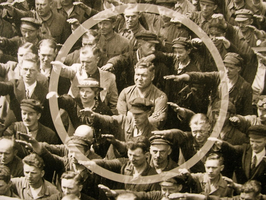 Bất chấp điều này, August Landmesser là người duy nhất không thực hiện động tác chào "sieg heil" khi gặp nhà độc tài Hitler và có cái kết bi thảm. Cụ thể, Landmesser gia nhập Đảng quốc xã vào năm 1931 và từng bước thăng tiến trong tổ chức. Hai năm sau, ông gặp và đem lòng yêu một phụ nữ Do Thái tên Irma Eckler. Năm 1935, ông cầu hôn người yêu.