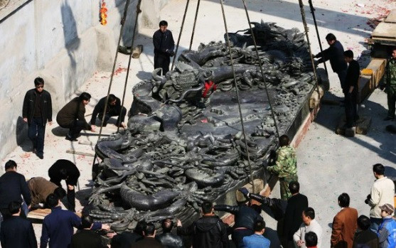 Ông Lý nhận thấy đó là một tảng đá có màu xám đen, bề mặt nhẵn bóng. Nó khác hoàn toàn với những tảng đá xung quanh. Khi gõ vào tảng đá, ông nghe thấy âm thanh giòn và đanh. Cho rằng đây có thể là một tảng đá quý nên ông vội vã trở về làng và nói với mọi người.