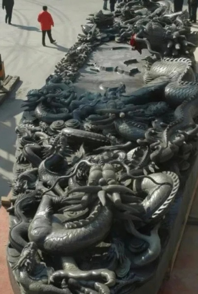 Sau khi biết đây là tảng đá quý, chính quyền địa phương đã họp bàn và cuối cùng quyết định điêu khắc nó thành một tác phẩm nghệ thuật. Theo đó, ông Vương - nghệ nhân chạm khắc có hơn 60 năm kinh nghiệm cùng một nhóm thợ làm việc liên tục trong 6 năm để hoàn thành "Trung Hoa long đằng nghiễn".