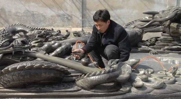 Thông tin ông Lý và người dân đào được tảng đá lạ đến tai trưởng thôn. Theo đó, trưởng thôn nhanh chóng thông báo cho cơ quan chức năng và các chuyên gia tới kiểm tra tảng đá xem đó có phải là cổ vật hay không. Các chuyên gia đã kiểm tra tỉ mỉ và xác định đó là một tảng đá alexandrite quý hiếm. Nó có kích thước khá lớn, dài khoảng 8m, rộng 4m và ước tính nặng hơn 100 tấn.