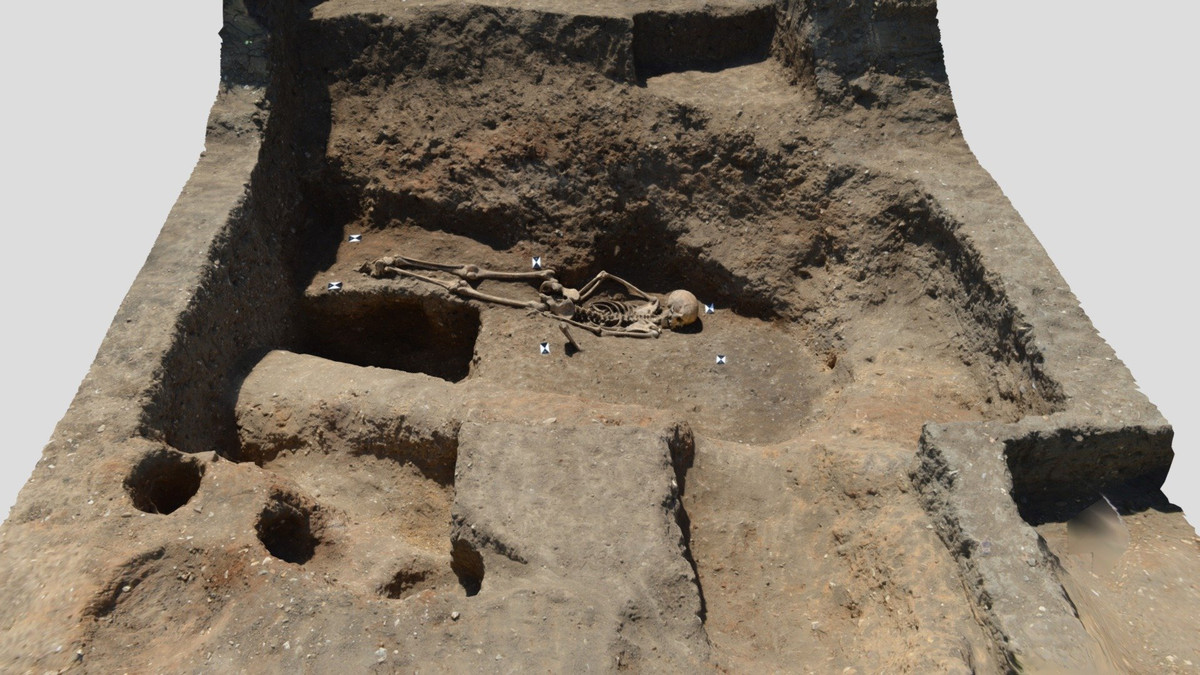 Chuyên gia về xương, ông Don Walker cho rằng tư thế chôn cất cho thấy thiếu nữ thời Trung cổ này có sự khác biệt so với cộng đồng nơi cô sinh ra và lớn lên.