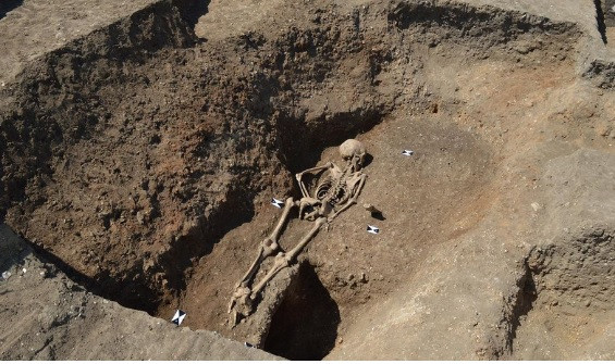 Theo các nhà nghiên cứu, thiếu nữ thời Trung cổ được chôn cất trong tư thế úp mặt xuống đất và hai chân bị trói. Tư thế chôn cất "lạ" này khiến giới nghiên cứu tò mò vì sao thiếu nữ này được mai táng như vậy.