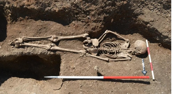 Khi khai quật một ngôi mộ cổ ở Anh, các nhà khảo cổ đã phát hiện một bộ hài cốt thiếu nữ thời Trung cổ. Thiếu nữ này qua đời khi khoảng 15 tuổi.