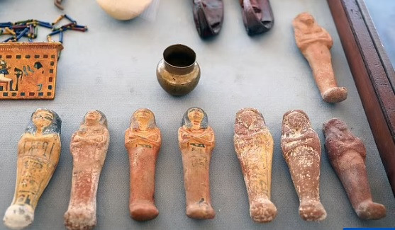 Khu vực Al-Ghuraifa ở Minya được các chuyên gia phát hiện vào năm 1925. Trong các cuộc khai quật tại đây, họ đã tìm thấy 35 ngôi mộ, 90 quan tài và khoảng 10.000 bức tượng.