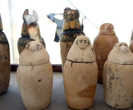 Các nhà nghiên cứu cho hay sẽ tiến hành các kiểm tra, phân tích nhằm giải mã bí ẩn về cuộc sống và cái chết của linh mục cấp cao.