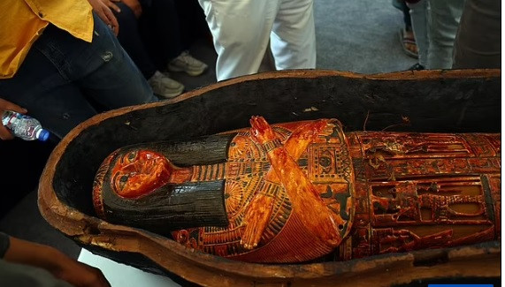 Dù trải qua hơn 3.400 năm, cỗ quan tài chứa xác ướp linh mục vẫn còn khá nguyên vẹn, chưa bị phai màu.